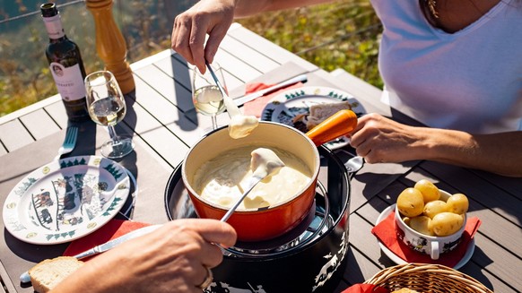 Fondue im Sommer


https://dynamic-media-cdn.tripadvisor.com/media/photo-o/26/25/b1/86/caption.jpg?w=2400&amp;h=-1&amp;s=1&amp;cx=1920&amp;cy=1080&amp;chk=v1_1c1a464d23c964bb99a7
