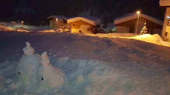 *** USER WILL ANONYM BLEIBEN ***
haufenweise schnee uns nichts zu tun. Also bauten wir riesenschneemänner😁
Von: McMasi