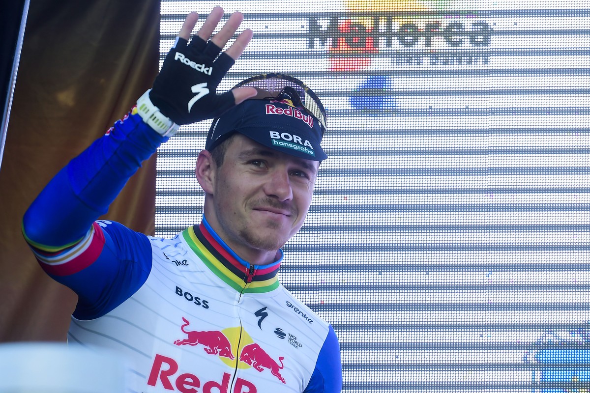 epa12695058 Remco Evenepoel of Red Bull Bora team celebrates winning the fourth stage of the Challenge Vuelta Ciclista a Mallorca from Andratx to Pollenca, in Pollenca, Spain, 31 January 2026. The com ...