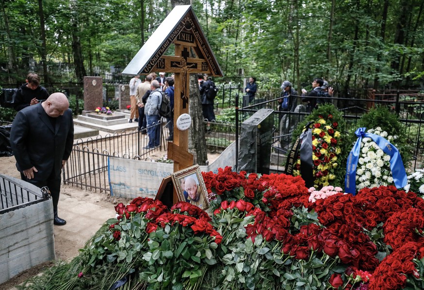 epa10828090 A visitor pays his respects at the grave of PMC Wagner group founder and chief Yevgeny Prigozhin at the Porokhov cemetery in St. Petersburg, Russia, 30 August 2023. Yevgeny Prigozhin was b ...