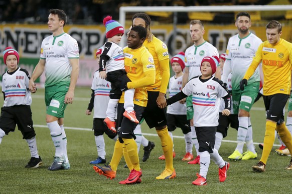 YBs Roger Assale traegt einen Bub aufs Spielfeld, vor dem Schweizer Cup Viertelfinalspiel zwischen dem BSC Young Boys Bern und dem FC St. Gallen, am Donnerstag, 30. November 2017 im Stade de Suisse in ...