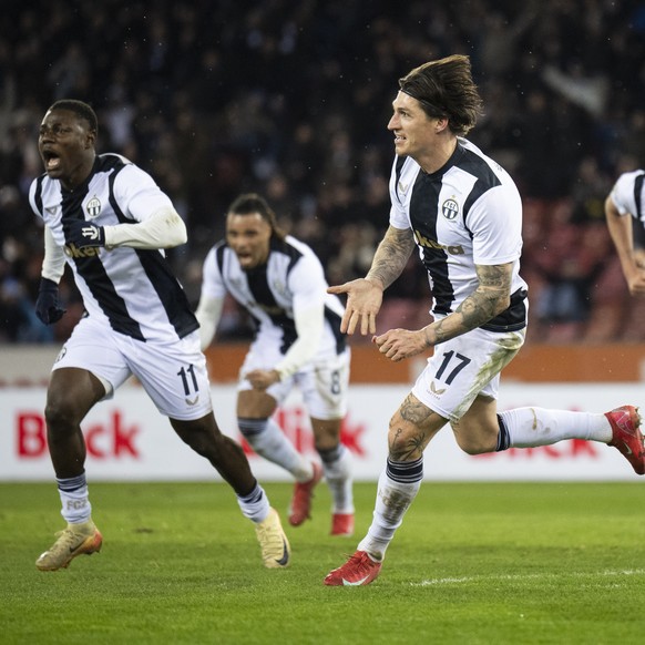 Steven Zuber (FCZ) Mitte, jubelt nach seinem Tor im Fussball Cup-Viertelfinal zwischen Zuerich, FCZ, und BSC Young Boys, YB, am Donnerstag, 27. Februar 2025 im Stadion Letzigrund in Zuerich.(KEYSTONE/ ...