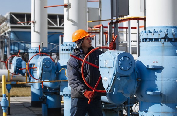 epa04978816 A worker turns a tap at the gas-compressor station in Mryn village, about 130 km of Kiev, Ukraine, 15 October 2015. Russia&#039;s state-run natural gas export monopoly, Gazprom, resumed de ...