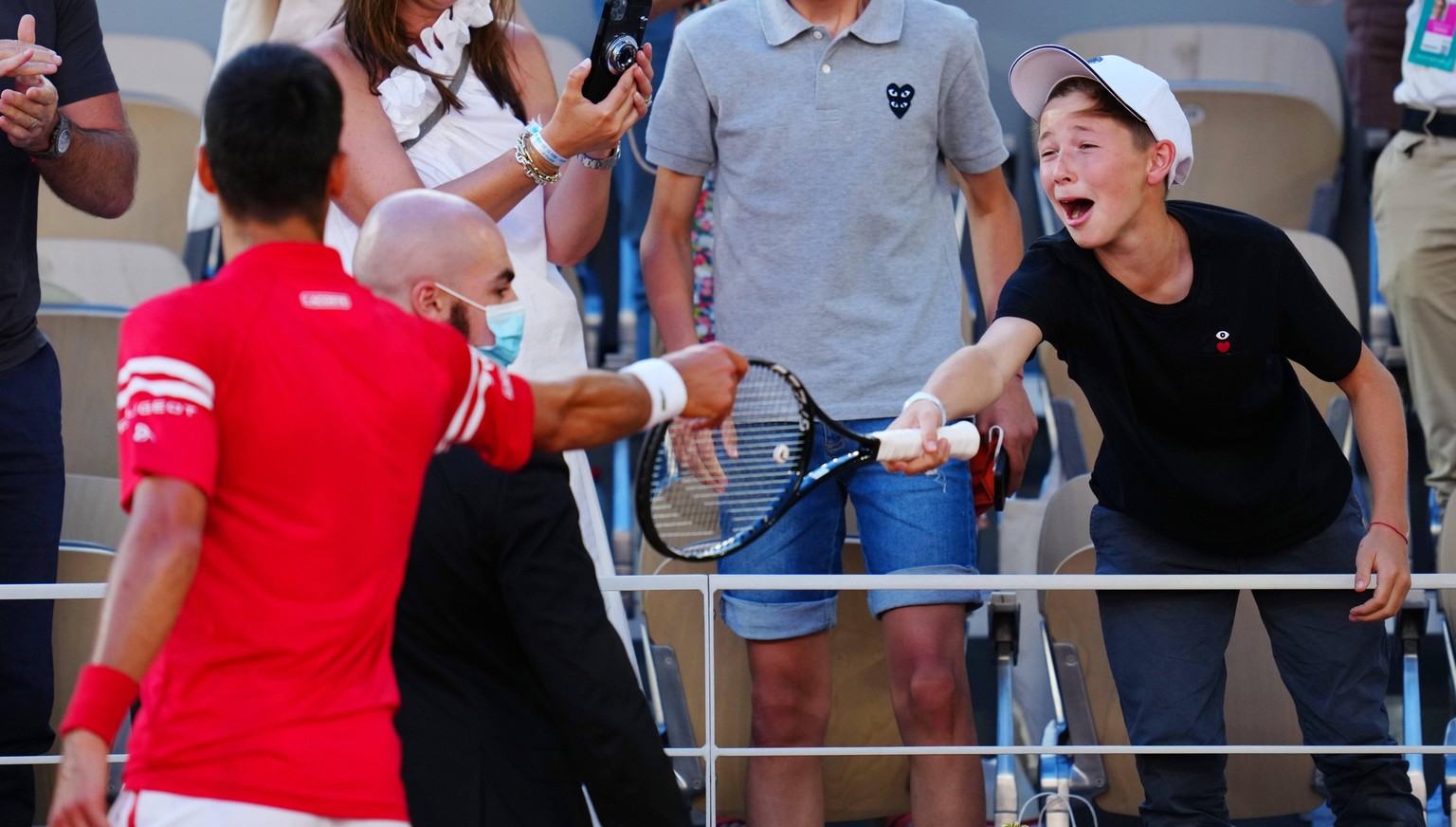 Djokovic macht einen kleinen Fan überglücklich.