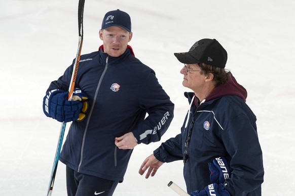 Zuerichs neuer Trainer Arno del Curto, rechts, und sein Assistent Michael Liniger, links, leiten ihr erstes Training mit der Mannschaft der ZSC Lions, am Dienstag, 15. Januar 2019, in der KEBO. (KEYST ...