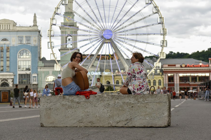 epa10035825 A woman plays guitar in public in Kyiv (Kiev), Ukraine, 26 June 2022. Multiple airstrikes hit the center of Kyiv in the morning. Russian troops entered Ukraine on 24 February resulting in  ...