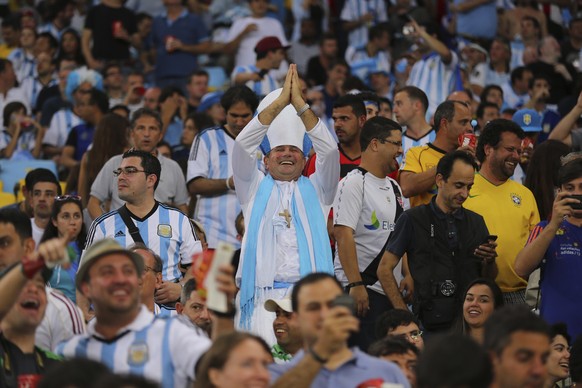 Dieser Fan hat sich als Papst verkleidet. Gemäss Zeugenaussagen habe er während des Spiels Argentinien – Schweiz Bier in Urin verwandelt.