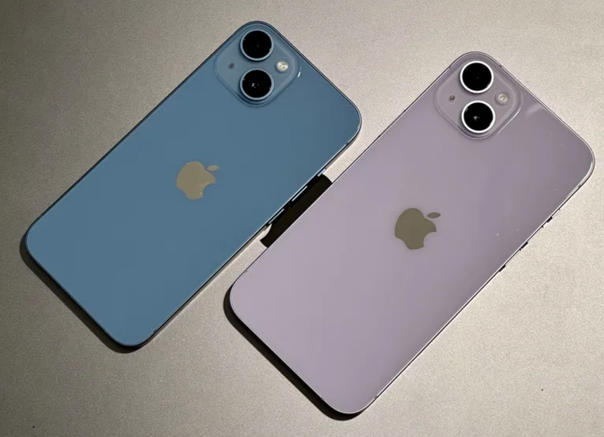Das iPhone 14 im neuen Blau und das iPhone 14 Plus im neuen Violett. Die Gehäusefarben variieren je nach Lichteinfall und Farbtemperatur der Beleuchtung beträchtlich.