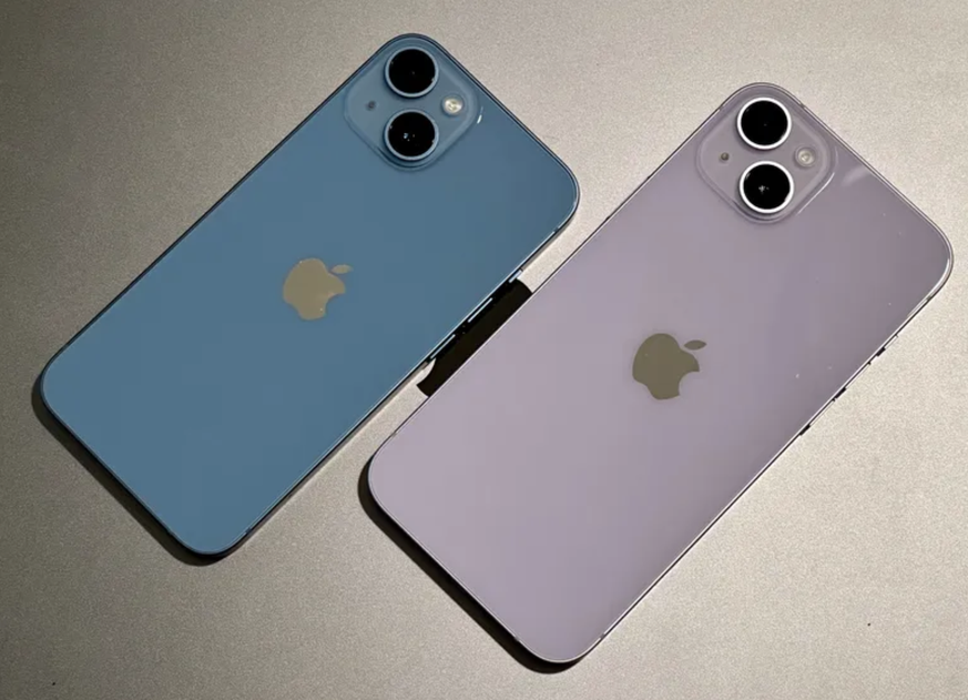 The iPhone 14 in the new blue and the iPhone 14 Plus in the new purple.  The colors of the housing vary greatly depending on the incidence of light and the color temperature of the lighting.