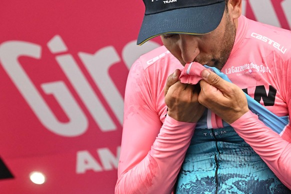epa12109921 Italian rider Diego Ulissi of Xds Astana Team wearing the overall leader's pink jersey poses on the podium after the 8th stage of the 108 Giro d'Italia 2025, cycling race over 19 ...