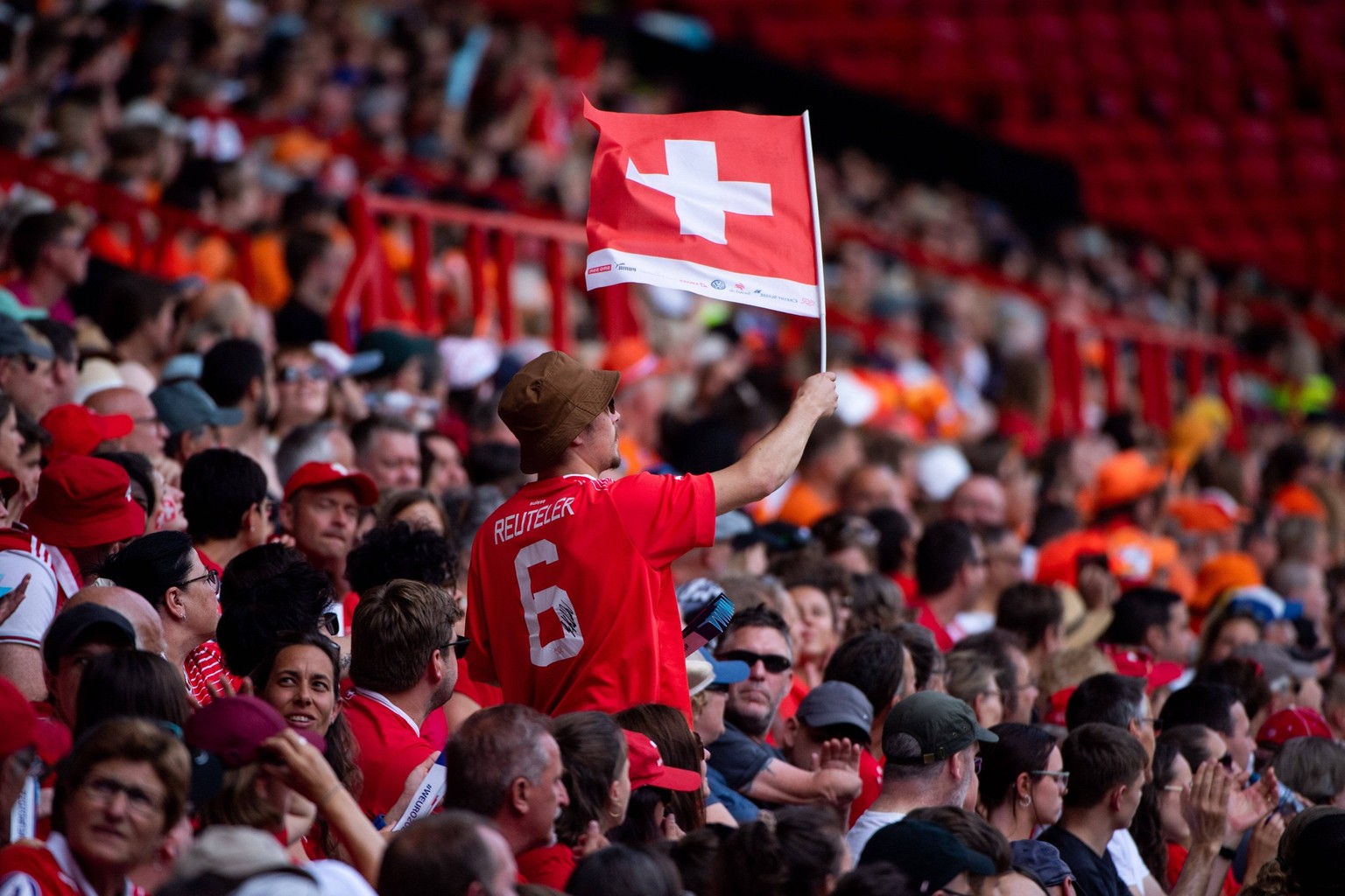 Fan der Schweizer Nati im Trikot von Geraldine Reuteler Schweiz 6, GBR, Schweiz vs. Niederlande, Fussball UEFA Womens EURO 2022, 17.07.2022, Gruppe C, 3. Spieltag GBR, Schweiz vs. Niederlande, Fussbal ...