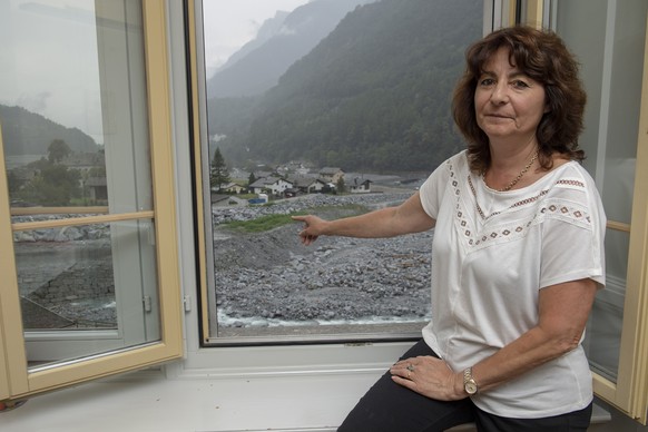 Anna Giacometti, Gemeindepraesidentin Bregaglia, bei der Besichtigung von Bondo vor der Medienkonferenz "1 Jahr nach dem Bergsturz in Bondo", am Montag, 13. August 2018. Am 23. August 2017 e ...