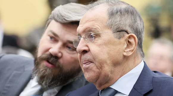 Konstantin Malofejew (l.) und Russlands Aussenminister Sergej Lawrow: Nicht nur ersterer sieht in den USA eine Bedrohung.