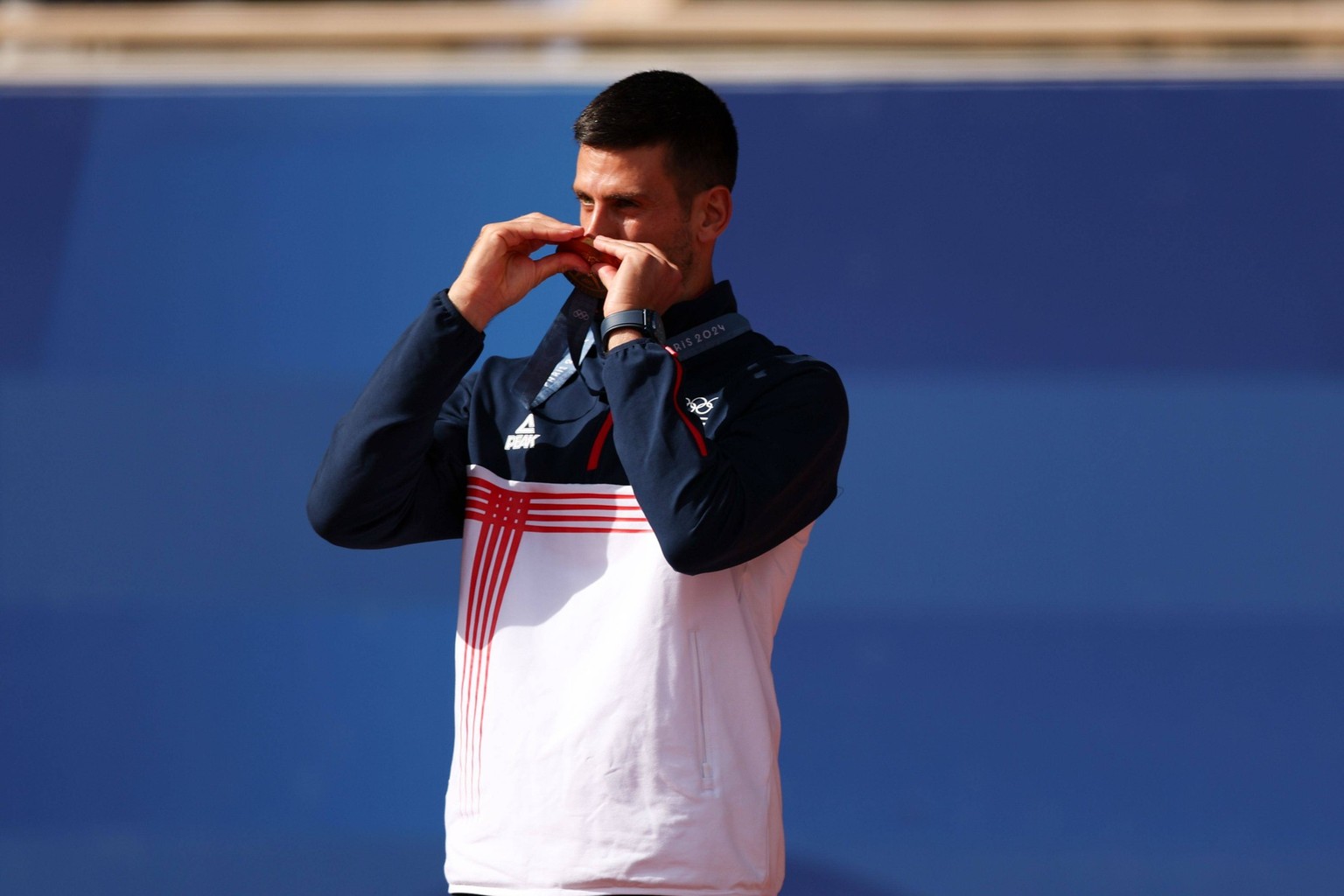 Novak Djokovic of Serbia celebrates with his gold medal Paris 2024 Olympic Games, Olympische Spiele, Olympia, OS Day Nine, Paris, France - 04 Aug 2024 PUBLICATIONxINxGERxSUIxAUTxHUNxGRExMLTxCYPxROUxBU ...
