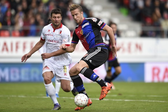 18.10.2015; Sion; Fussball Super League - FC Sion - FC Basel;
Veroljub Salatic (Sion) gegen Marc Janko (Basel)
 (Urs Lindt/freshfocus)