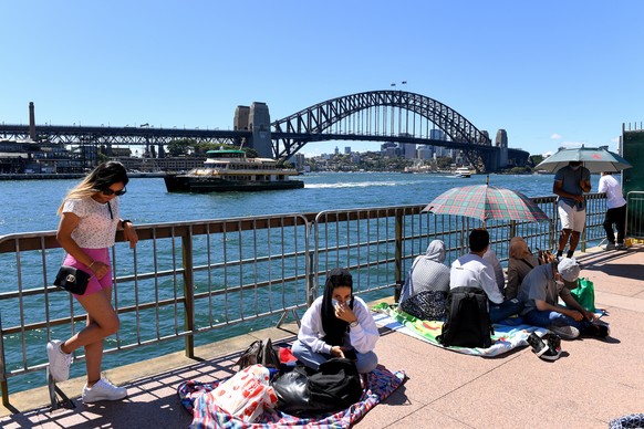 epaselect epa09661033 Members of the public sit along the usually packed Circular Quay foreshore ahead of New Year&#039;s Eve celebrations in Sydney, New South Wales, Australia, 31 December 2021. Fire ...