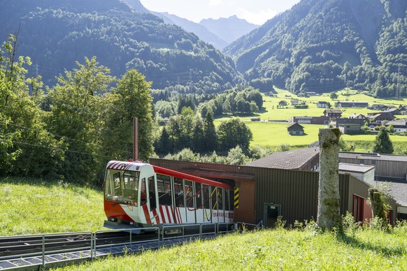 Die Braunwaldbahn der Sportbahnen Braunwald AG bei der Talstation in Linthal, anlaesslich einer Generalversammlung der Sportbahnen Braunwald am Mittwoch, 26. August 2026 im Bergrestaurant Grotzenbueel ...