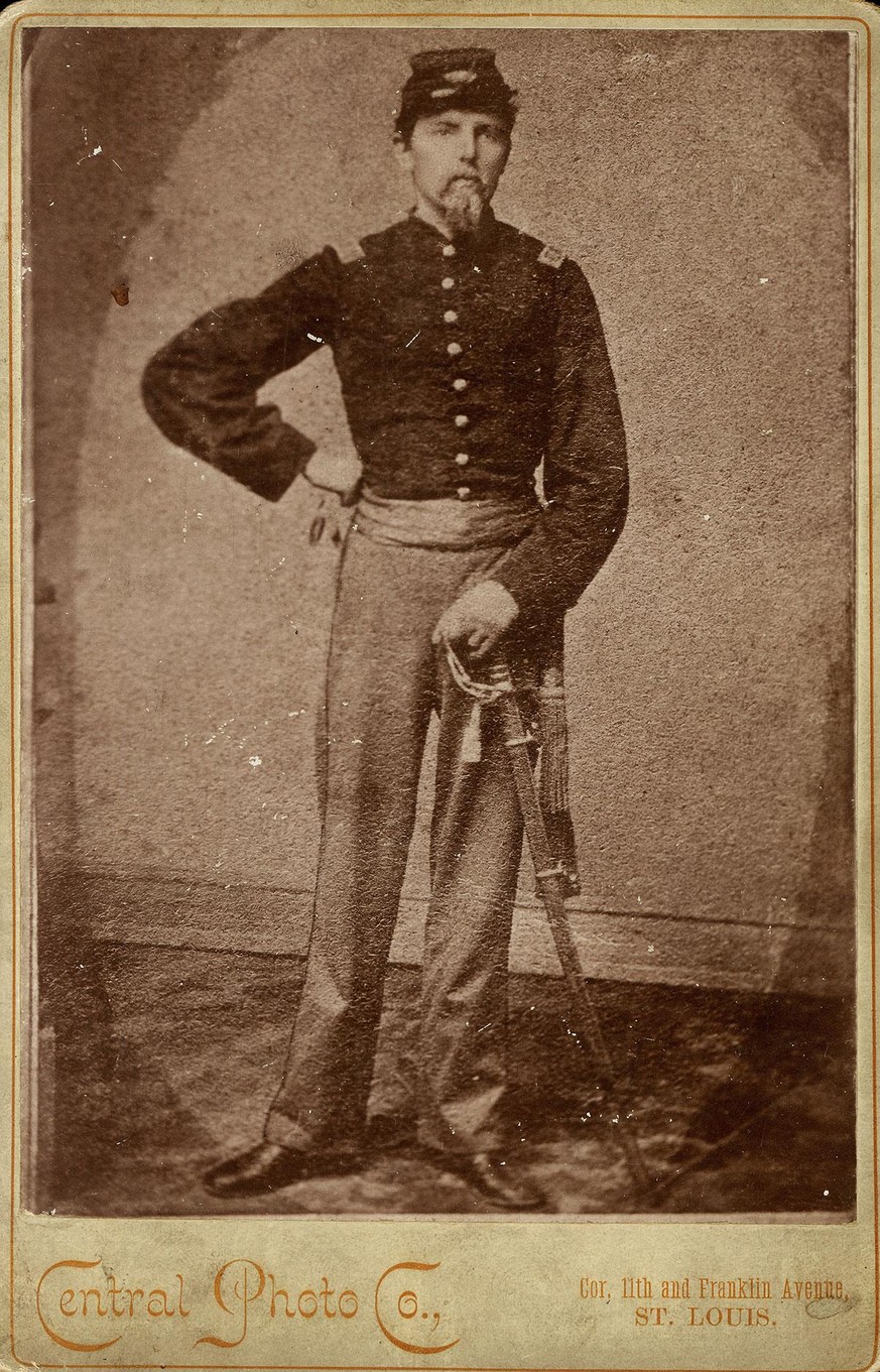 Porträt von Emil Frey, aufgenommen zwischen 1861 und 1865.
https://commons.wikimedia.org/wiki/File:Emile_Frey,_Captain,_82_Illinois_Regiment_(Union).jpg