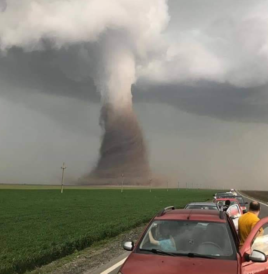 Der gigantische Tornado erfasste in Rumänien einen Reisebus.