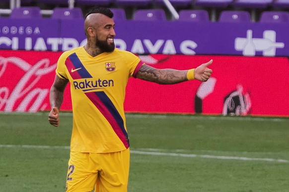 epa08540820 FC Barcelona&#039;s midfielder Arturo Vidal celebrates after scoring the opening goal during the Spanish LaLiga soccer match between Real Valladolid and FC Barcelona at Jose Zorrilla stadi ...