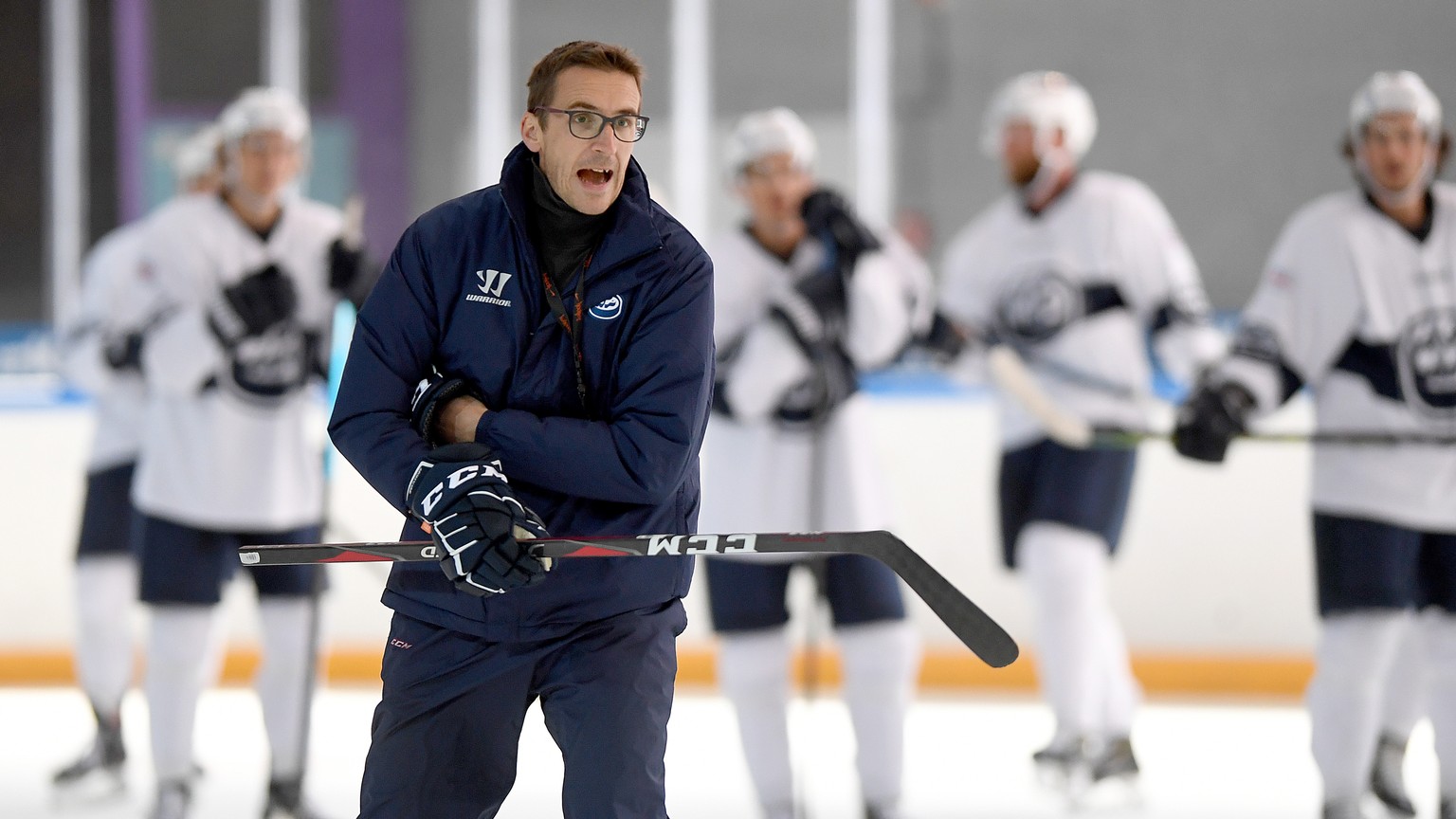 Hockey: ripresa allenamenti sul ghiaccio dell&#039; HC Ambri Piotta. Nella foto l&#039;allenatore dell&#039; HC Ambri Piotta Luca Cereda durante l&#039;allenamento.