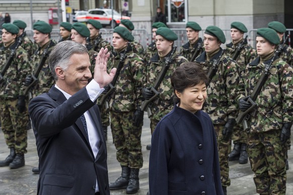 Bundespräsident Didier Burkhalter und Südkoreas Präsidentin Park Geun-Hye beim Empfang auf dem Bundesplatz in Bern.