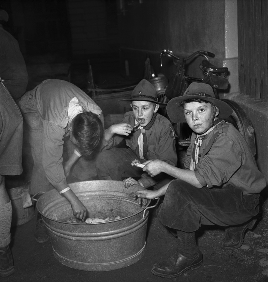 Die etwas andere Weihnachten in der Schweiz - Pfadfinder kochen in einer Gassenkueche am 24. Dezember 1949 in Biel eine kraeftige Suppe und verteilen sie an beduerftige Kinder. (KEYSTONE/PHOTOPRESS-AR ...