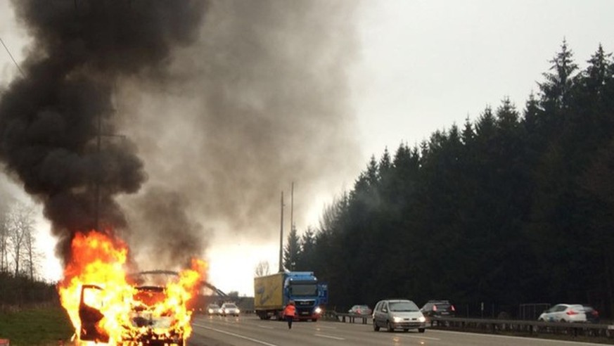 Dicke Rauchschwaden stiegen am Freitagmorgen über der A1 bei Bolligen auf. Verletzt wurde niemand.<br data-editable="remove">