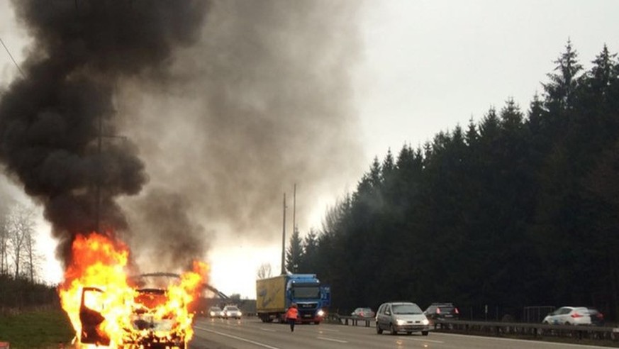 Dicke Rauchschwaden stiegen am Freitagmorgen über der A1 bei Bolligen auf. Verletzt wurde niemand.