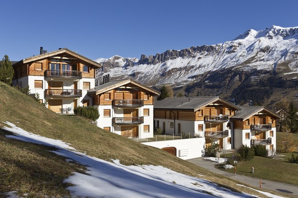 ARCHIVBILD ZUM VERZICHT DES BUNDESRATES, DIE LEX KOLLER ZUR VERSCHAERFEN, AM MITTWOCH, 20. JUNI 2018 - Seconday homes with shuttered windows in Sartons, a luxury residential area above Lenzerheide-Val ...