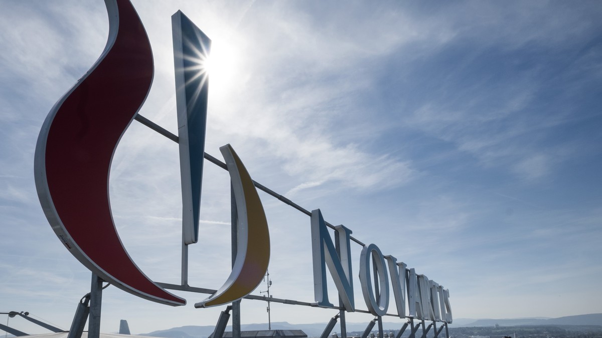 ARCHIVBILD --- ZUM DEN QUARTALSZAHLEN VON NOVARTIS STELLEN WIR IHNEN FOLGENDES BILDMATERIAL ZUR VERFUEGUNG --- Das Novartis-Logo auf einem Gaebauede im Klybeck-Areal, fotografiert in Basel am Donnerst ...