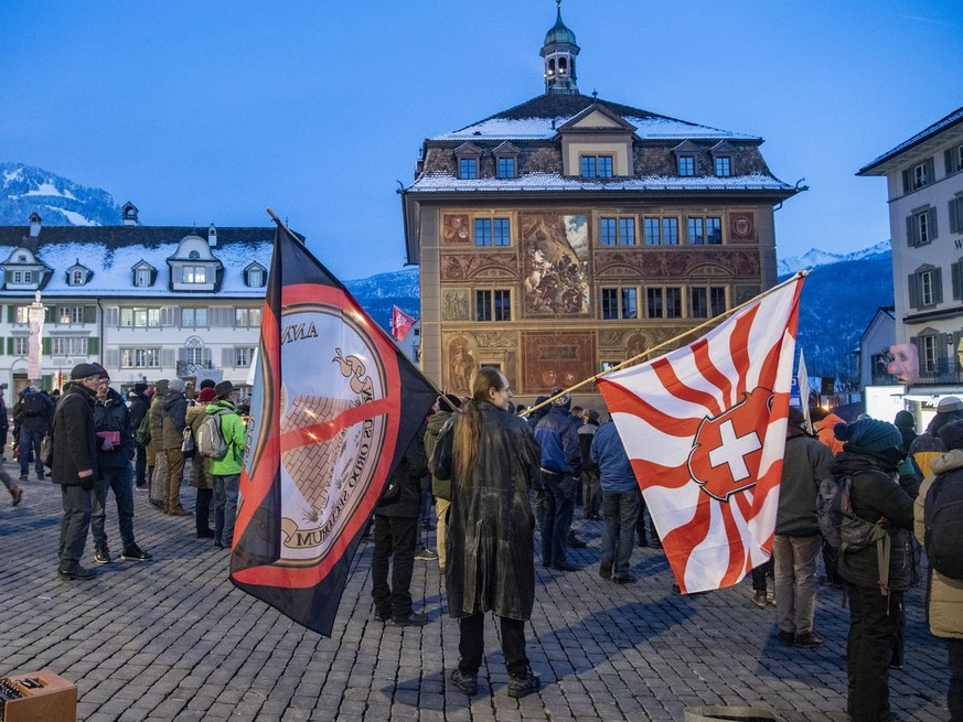 Demonstranten anlaesslich einer Kundgebung des Aktionsbuendnis Urkantone fuer eine vernuenftige Corona-Politik auf dem Hauptplatz in Schwyz vom Samstag, 9. Januar 2021. (KEYSTONE/Urs Flueeler)
