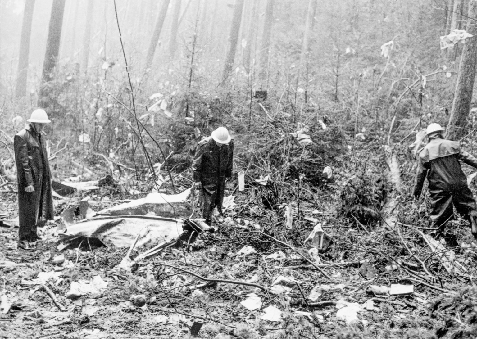 Firemen and police officers at the crash site of the Swissair plane, Coronado CV-990, in the forest near Wuerenlingen in the canton of Aargau. On February 21, 1970 - shortly after take-off - a bomb se ...