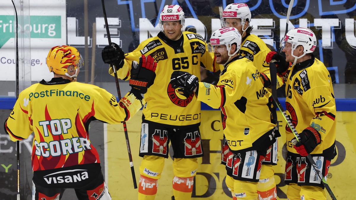 Marc Marchon (SCB), Mitte, jubelt mit den Teamkollegen PostFinance Top Scorer Waltteri Merelae (SCB), Ramon Untersander (SCB), Patrik Nemeth (SCB), und Miro Aaltonen (SCB), von links, nach dem Tor zum ...