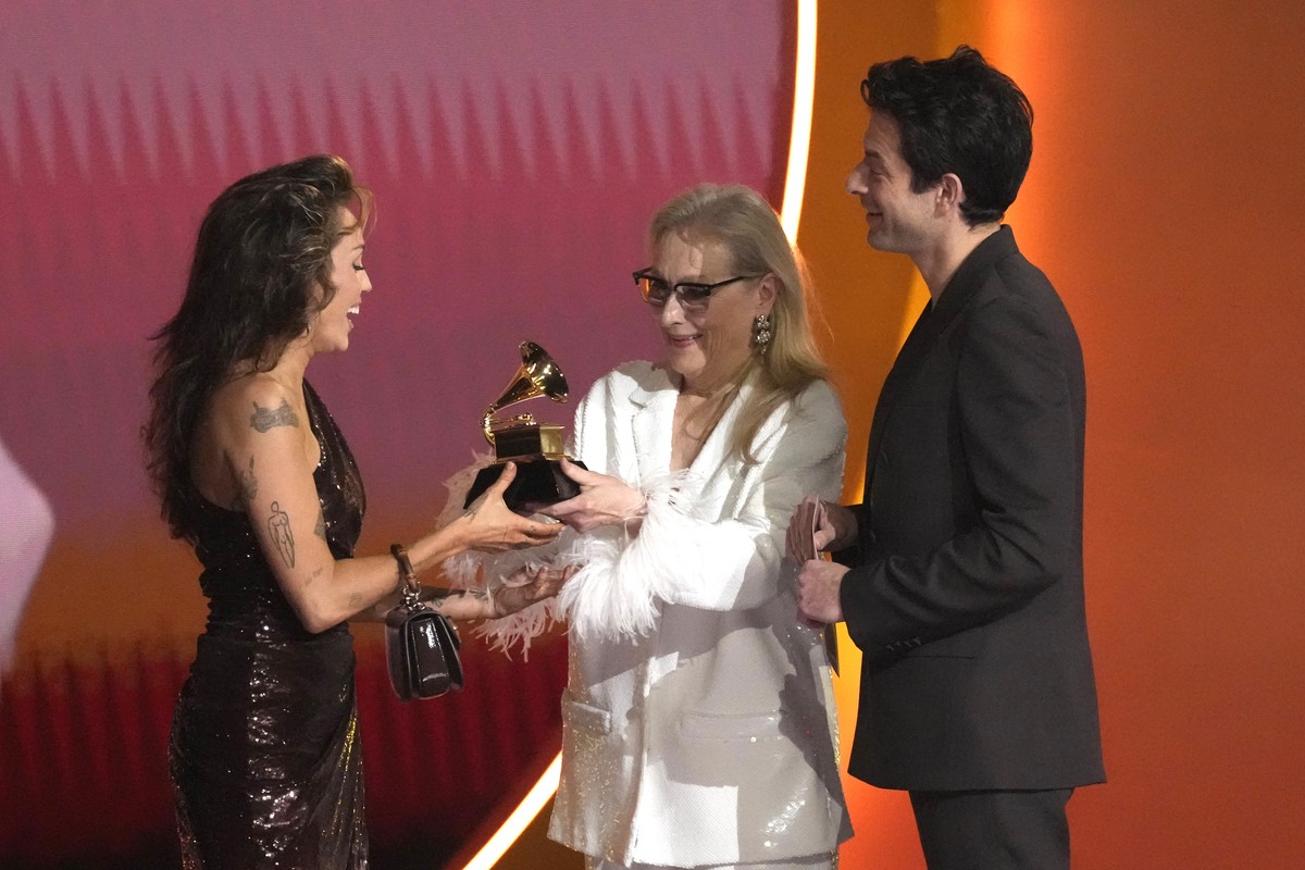 Meryl Streep, center, and Mark Ronson present Miley Cyrus with the award for record of the year for "Flowers" during the 66th annual Grammy Awards on Sunday, Feb. 4, 2024, in Los Angeles. (A ...