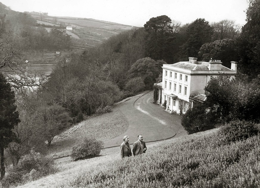 English crime mystery writer Agatha Christie with her husband Max Mallowan outside their Devonshire home, Greenway House, 1946 / File Reference 34145-436THA PUBLICATIONxINxGERxSUIxAUTxONLY Copyright:  ...