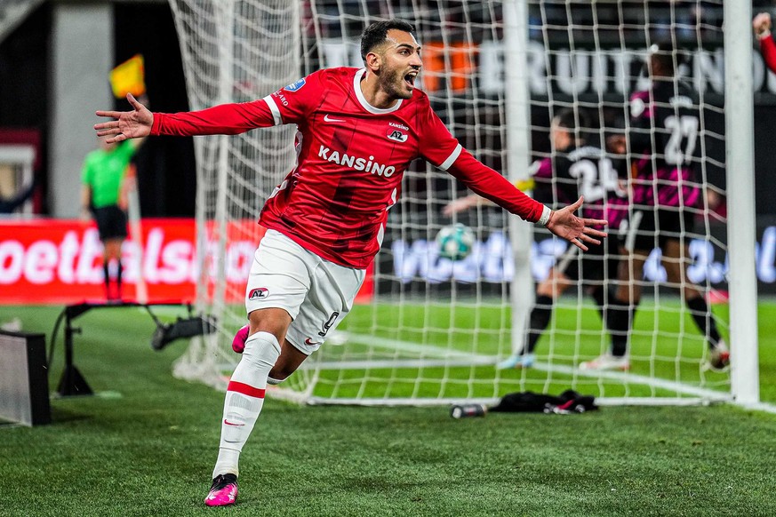 epa10436955 Vangelis Pavlidis of AZ Alkmaar celebrates the 2-2 during the Dutch premier league game between AZ Alkmaar and FC Utrecht, in Alkmaar, Netherlands, 28 January 2023. EPA/ED VAN DE POL