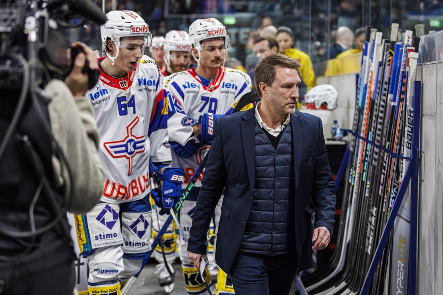 EHC Kloten Cheftrainer Jeff Tomlinson auf dem Weg in die Garderobe waehrend dem Eishockey-Meisterschaftsspiel der National League zwischen den ZSC Lions und dem EHC Kloten am Mittwoch, 25. Januar 2023 ...