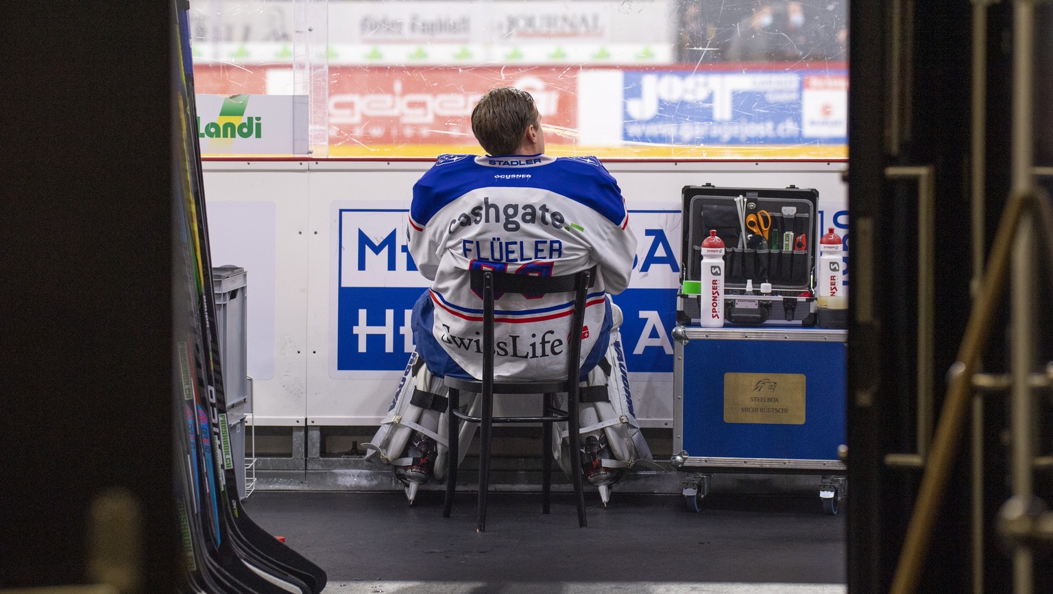 Lions Goalie, Lukas Flueler, schaut zu, waehrend dem Meisterschaftsspiel der National League, zwischen dem EHC Biel und den ZSC Lions am Samstag 17. Oktober 2020 in der Tissot Arena in Biel. (KEYSTONE ...