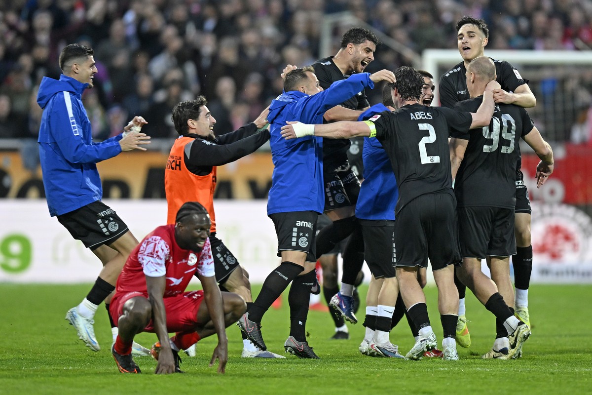 Die Grasshoppers jubeln mit Torschuetze Michael Frey nach seinem Tor zum 0-2 beim Fussballspiel der Super League FC Winterthur gegen den Grasshopper Club Zuerich auf der Schuetzenwiese in Winterthur a ...