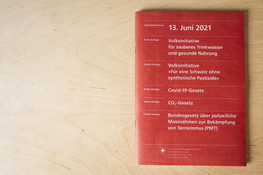 [Symbolbild/Gestellte Aufnahme] Die Stimmunterlagen der Eigenoessischen Volksabstimmung vom 13. Juni 2021, aufgenommen am 27. Mai 2021 in Zuerich. (KEYSTONE/Christian Beutler)