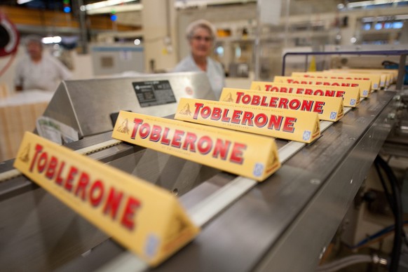 Toblerone chocolate bars are automatically sorted in the production facility of Kraft foods factory in Bern, Switzerland, pictured on Wednesday September 1st, 2010. (KEYSTONE/Dominic Favre)