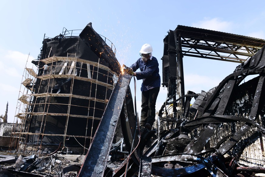 Aufräumarbeiten bei einem bombardierten Kraftwerk im Gazastreifen.&nbsp;