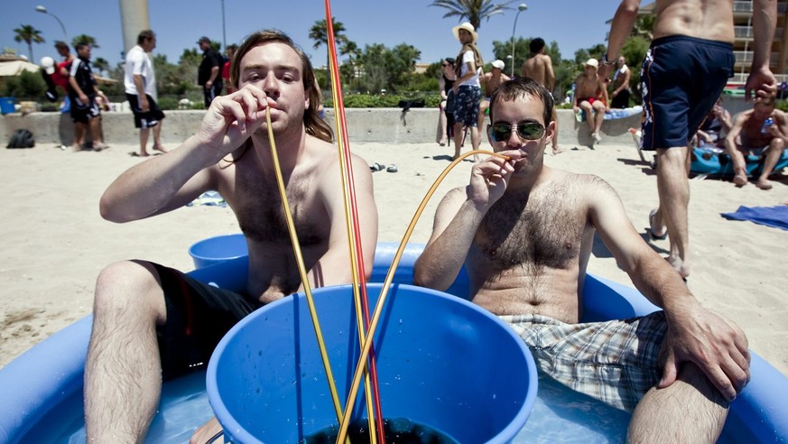 Two German tourists sit in an inflatable pool at the beach in Platja de Palma on the Spanish island Mallorca and drink alcoholic beverages from a bucket, pictured on June 4, 2010. (KEYSTONE/Ennio Lean ...