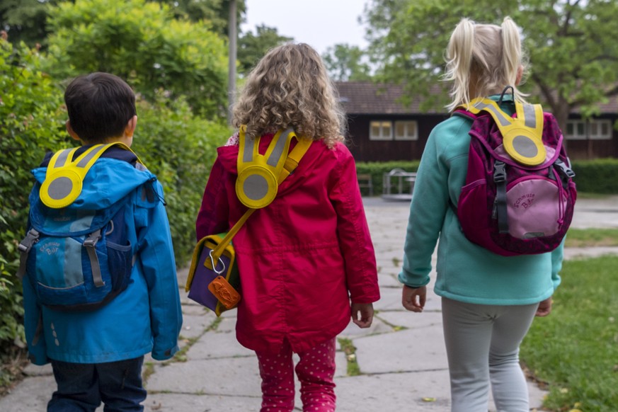 Kinder auf dem Weg zum Kindergarten in Basel am Montag, 11. Mai 2020. Nach mehrwoechiger Pause als Schutzmassnahme gegen das Coronavirus wird der Schulbetrieb wieder aufgenommen. (KEYSTONE/Georgios Ke ...