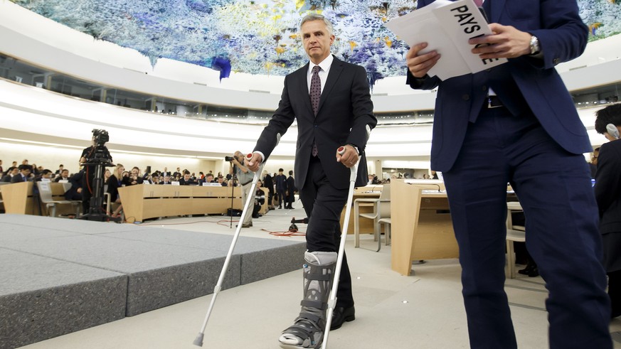 Bundesrat Didier Burkhalter lässt sich auch durch eine Beinschiene nicht aufhalten.