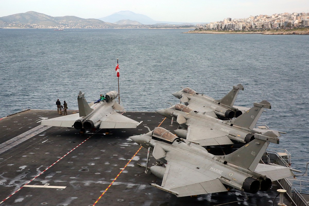 epaselect epa12028622 Rafale fighter aircraft on the deck of the nuclear powered air carrier of France, ?Charles de Gaulle?, which is anchored off the port of Piraeus on 12 April 2025 (issued on 13 Ap ...