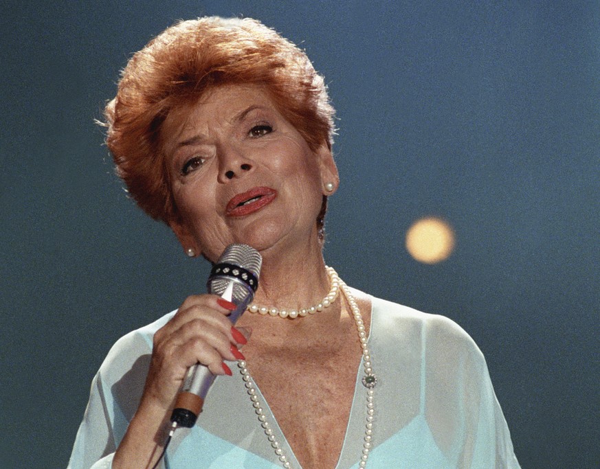 Die Schweizer Schlagersaegerin Lys Assia singt am 24. Februar 1990 an der Schweizer Ausscheidung des Eurovision Song Contest in Lugano, Schweiz. (KEYSTONE/Str)