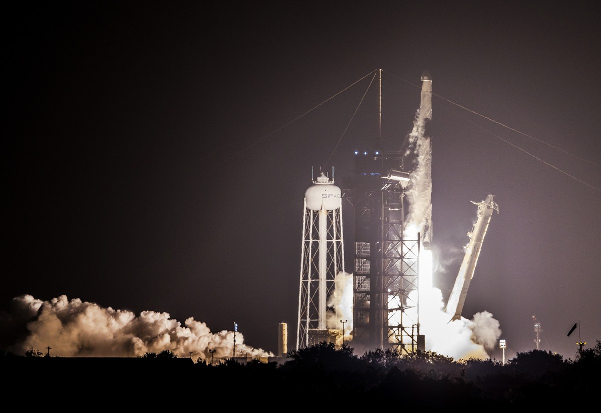 epa12043969 NASA's SpaceX CRS-32 mission in a SpaceX Dragon spacecraft on a Falcon 9 rocket lifts off from Launch Complex 39A at Kennedy Space Center in Florida, USA, 21 April 2025. According to  ...