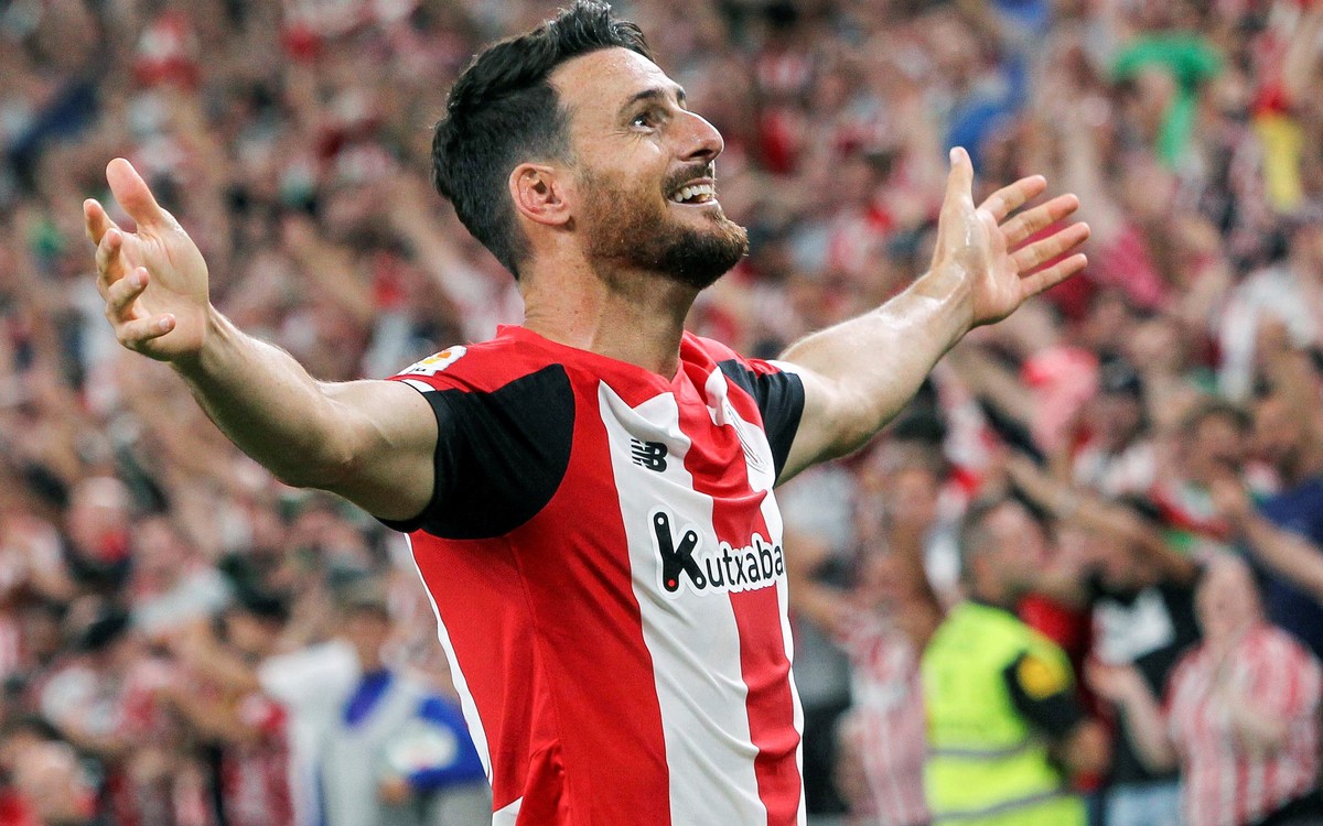 epa07776794 Athletic Bilbao's striker Aritz Aduriz celebrates after scoring against FC Barcelona during a Spanish LaLiga soccer match between Athletic Bilbao and FC Barcelona at the San Mames sta ...